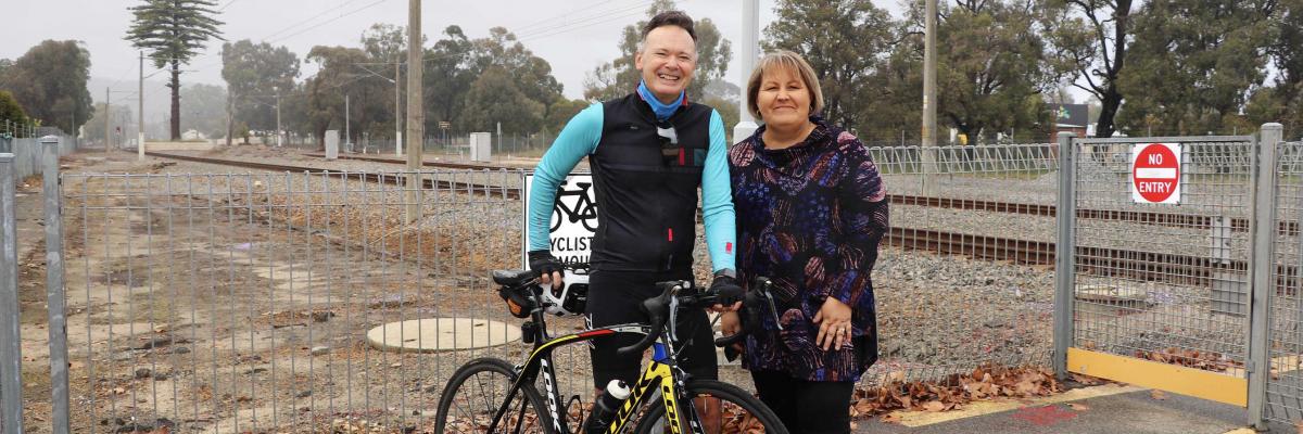 Thornlie MLA Chris Tallentire and Mayor Lynes discuss the new Bicycle Plan at the Armadale to Perth rail corridor.