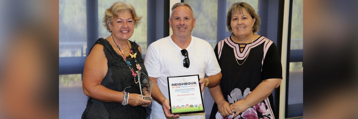 Mayor Terresa Lynes (right) with 2025 Neighbours of the Year Suzanne and Gary Craik