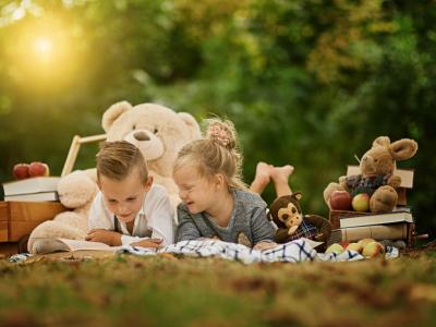 children reading with their teddy bears