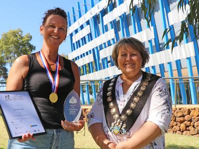 City of Gosnells Mayor Terresa Lynes presents the 2024 Citizen of the Year award to Jennifer Keys last January