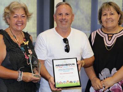 Mayor Terresa Lynes (right) with 2025 Neighbours of the Year Suzanne and Gary Craik
